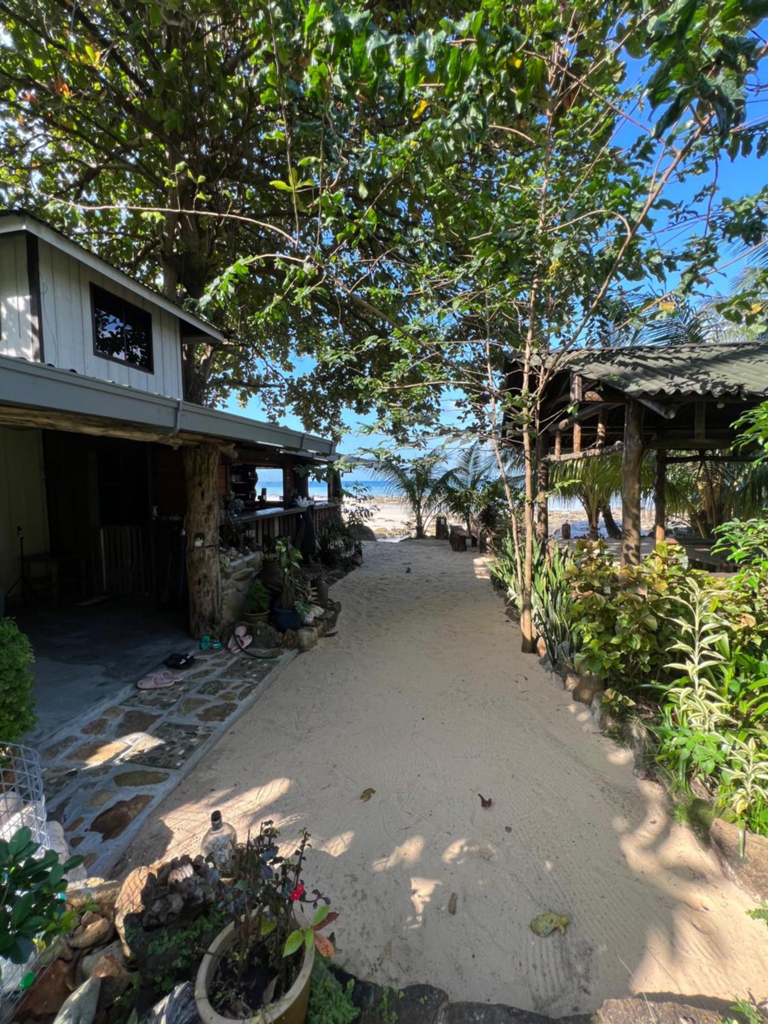 Beach House Kampung Genting Exterior photo