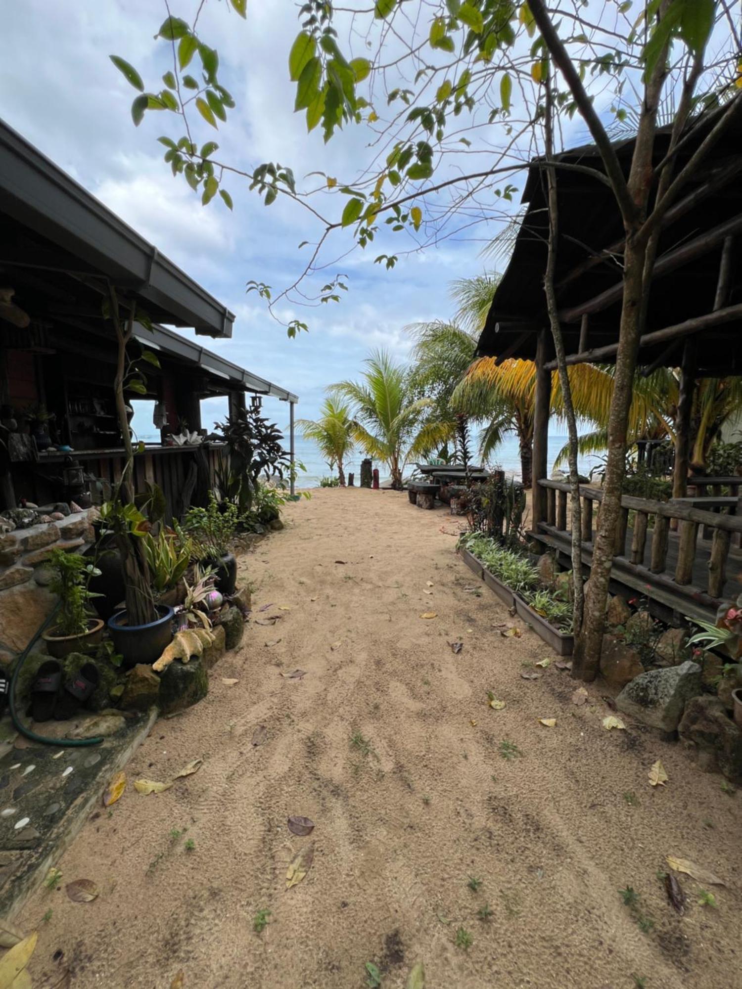 Beach House Kampung Genting Exterior photo