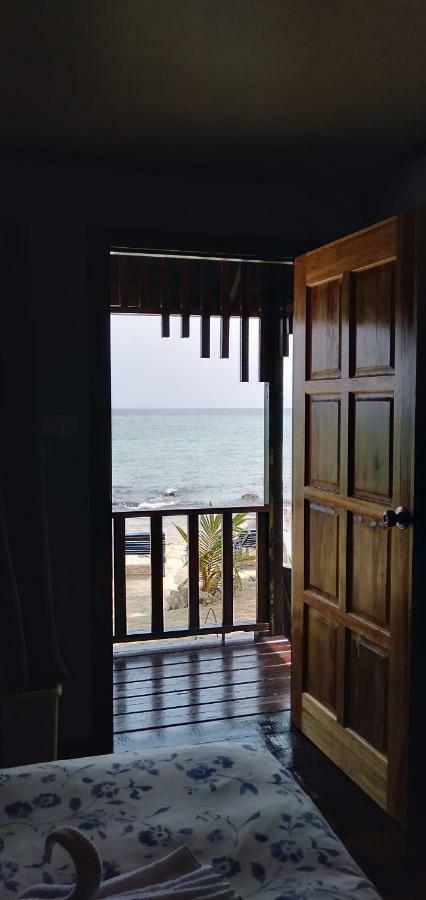 Beach House Kampung Genting Exterior photo